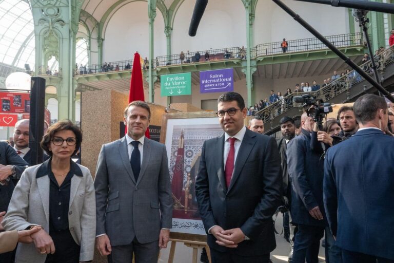 ماكرون يزور الجناح المغربي بمعرض الكتاب بباريس ويشيد بالصداقة المغربية الفرنسية