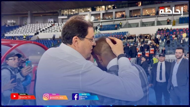 آيت منا يحفز موكوينا بعد التعادل في الديربي أمام الرجاء (فيديو)