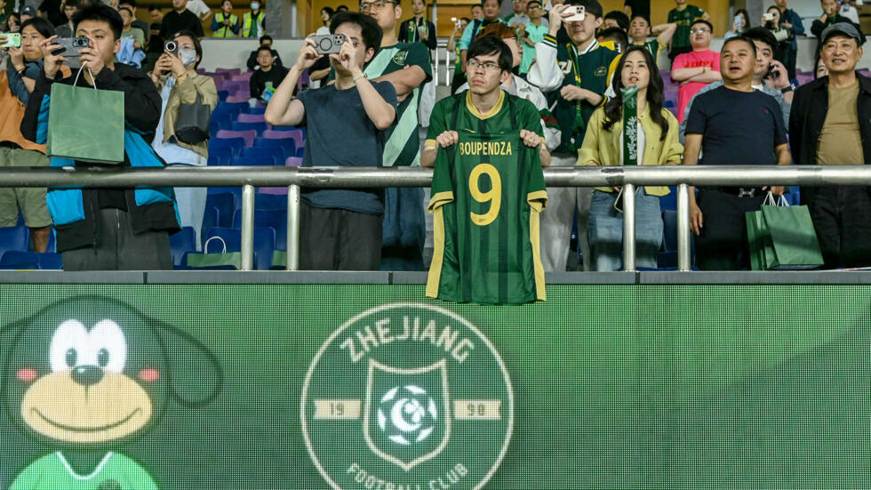 Un supporter de l’équipe chinoise Zhejiang a brandi le maillot de son attaquant international gabonais Aaron Boupendza, retrouvé mort après une chute du onzième étage d’un immeuble à Hangzhou le 16 avril.