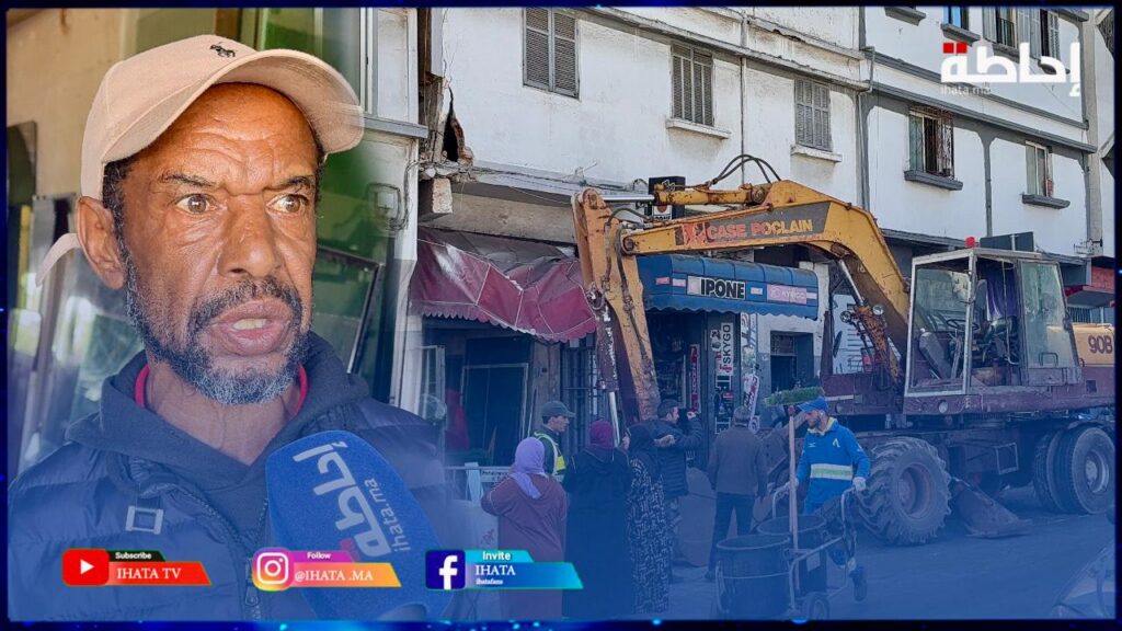 جرافة تصدم منزلا في حادثة غريبة وتسلب حرفيا قوته اليومي بعد أمر بالإغلاق (فيديو)