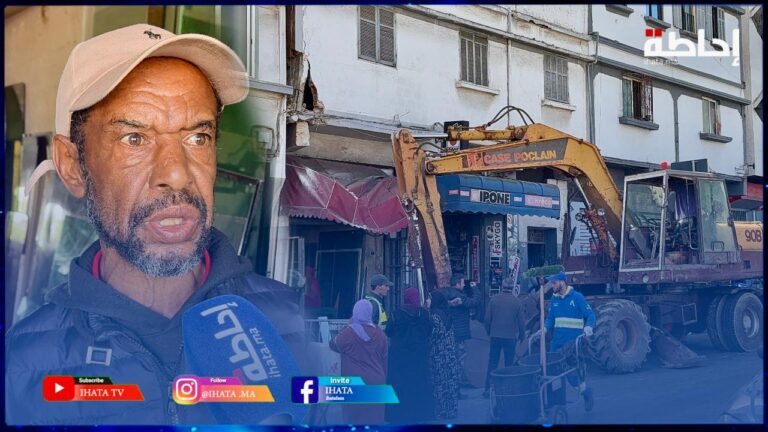 جرافة تصدم منزلا في حادثة غريبة وتسلب حرفيا قوته اليومي بعد أمر بالإغلاق (فيديو)