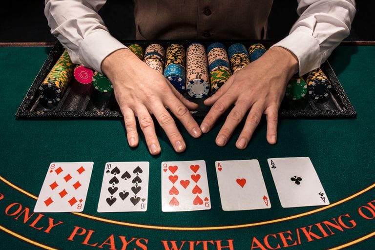 من بينهم شرطي، محام وربان طائرة.. الأمن يُداهم وكرا لـ"البوكر" بسلا ويوقف تسعة أشخاص