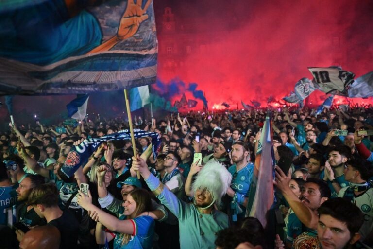 Les supporters de Naples sont ravis du sacre de leur équipe en Serie A.