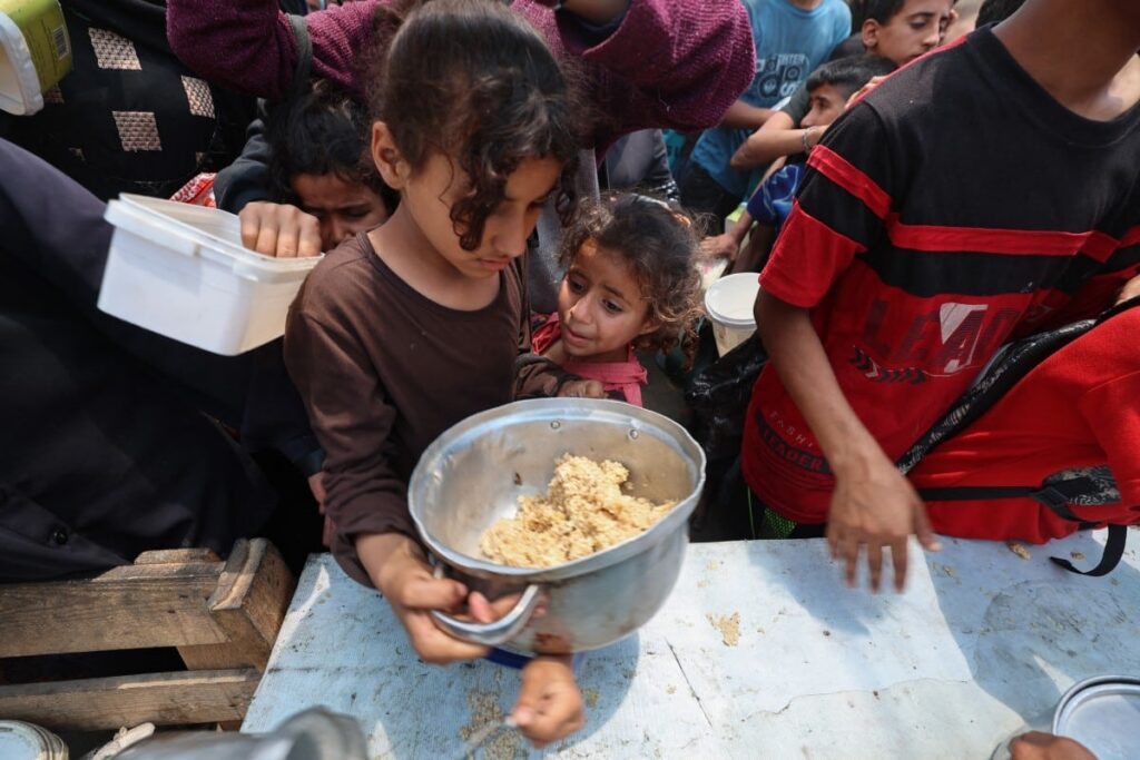 فلسطينيون في غزة يخشون الجوع أكثر من القصف