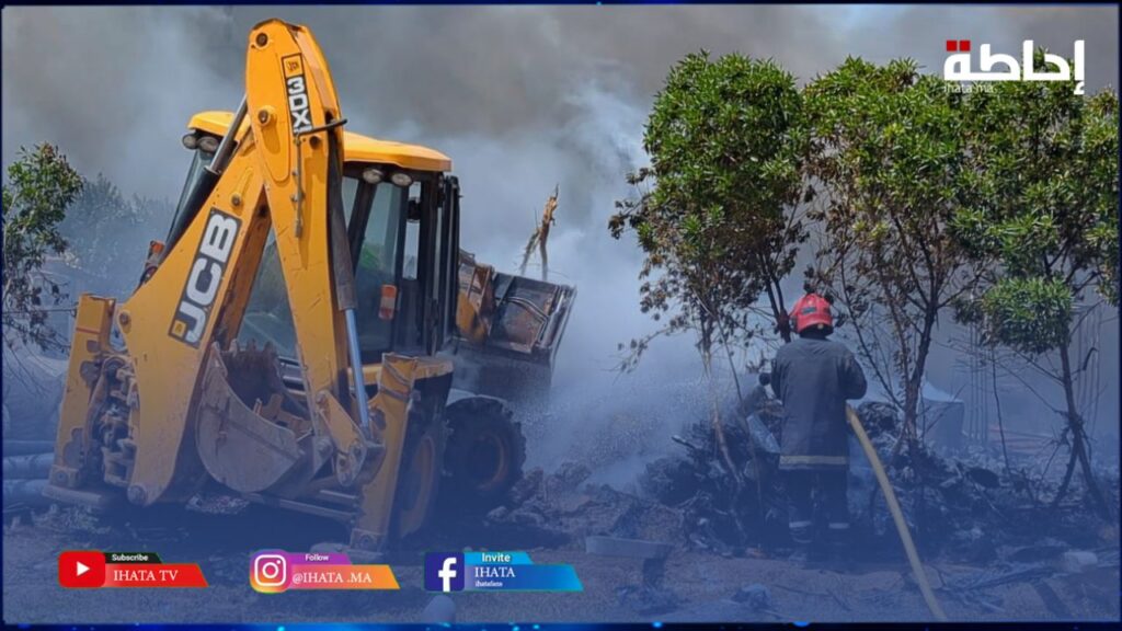 حريق ضخم بمستودع متلاشيات في "الشلالات" قرب المحمدية (فيديو)