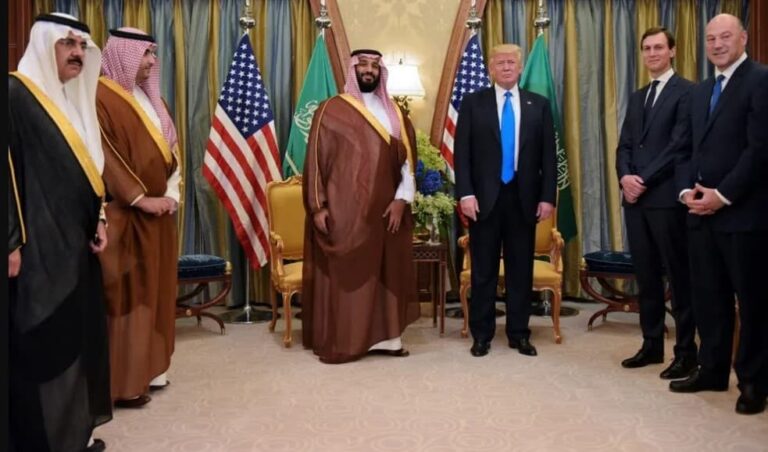الرئيس الأمريكي دونالد ترامب وولي ولي العهد السعودي الأمير محمد بن سلمان آل سعود في اجتماع ثنائي في الرياض في 20 ماي 2017.