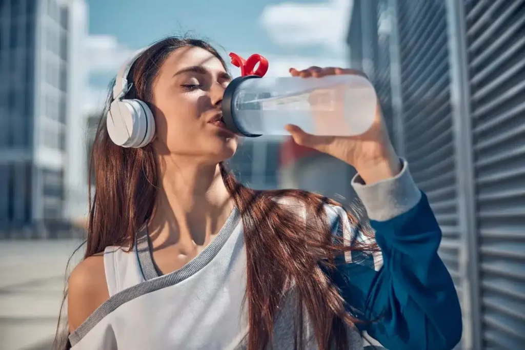 شرب كمية كافية من الماء يمكن أن يساهم في تعزيز التركيز الذهني وتقليل الشعور بالتعب