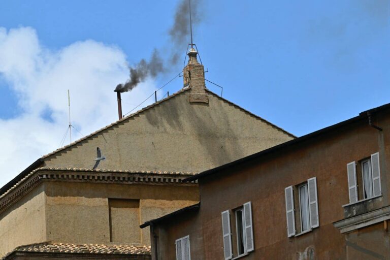 Conclave : fumée noire à la mi-journée, le choix du pape se fait attendre
