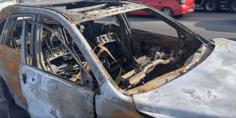 حريق مهول يلتهم سيارة وسط الشارع العام بالدار البيضاء