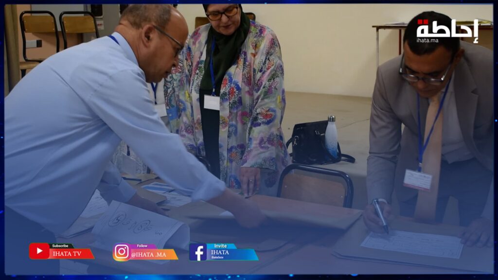وسط إجراءات مشددة.. أساتذة يشرفون على فتح الأظرفة الخاصة بامتحانات البكالوريا بمراكش (فيديو)