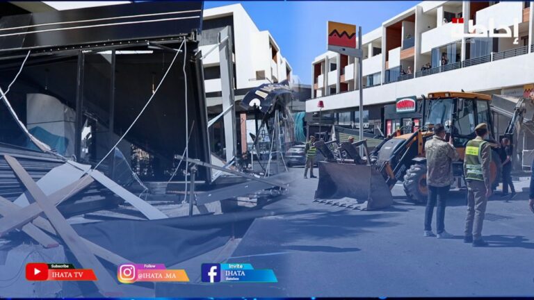 بسبب الرخصة.. طراكس السلطات تهدم واجهة مطعم ببوسكورة (فيديو)