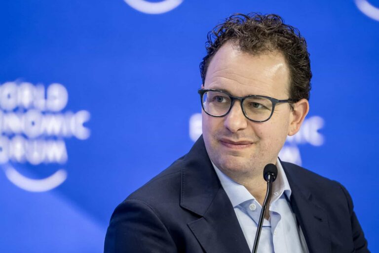 الذكاء الاصطناعي يهدد نصف الوظائف ويدفع نحو بطالة واسعة بحلول 2030