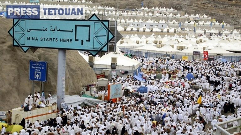 حجاج بيت الله الحرام يتوافدون إلى مشعر منى لقضاء يوم التروية
