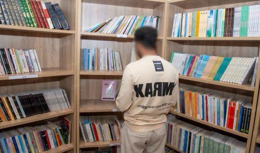 من خلف القضبان.. نزيل ينال شهادة البكالوريا ويوقع على بداية جديدة