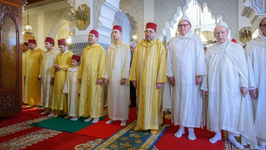 أمير المؤمنين يؤدي صلاة عيد الأضحى بمسجد الحسن الثاني بتطوان
