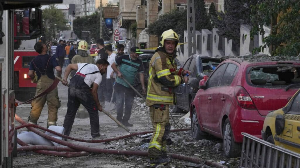 مسؤول عسكري: إسرائيل بدأت اعتراض مسيّرات إيرانية خارج مجالها الجوي