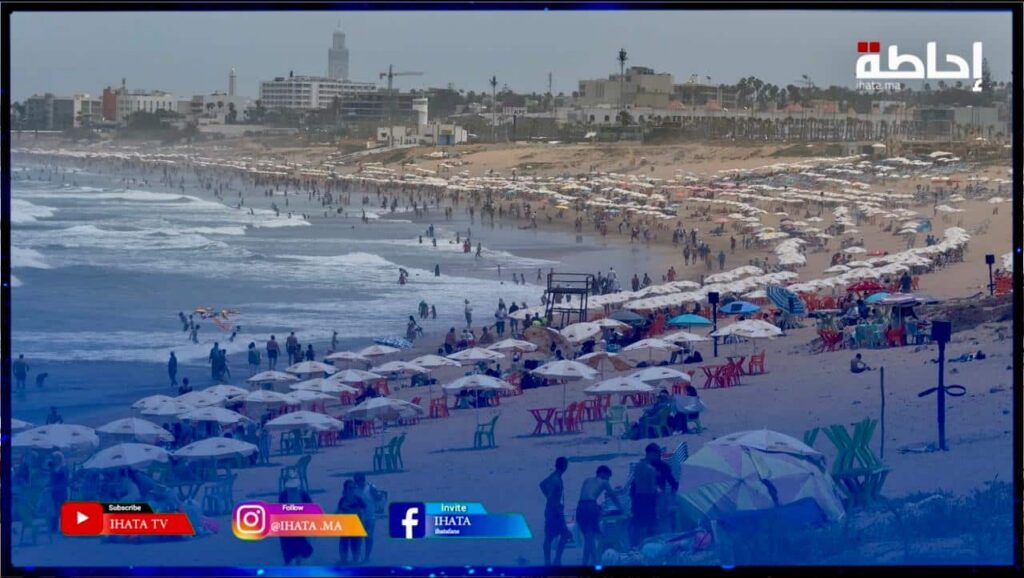 فيديو شاطئ عين الذئاب .. ملاذ جماعي للهروب من موجة الحرارة التاريخية