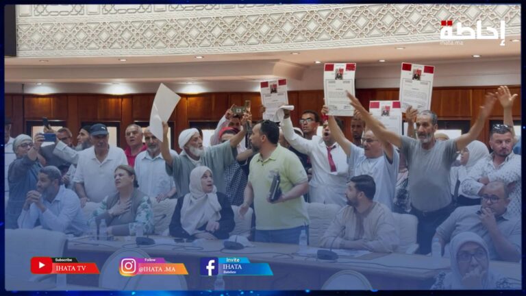 قربالة.. ساكنة الحي العسكري توقف أشغال دورة المجلس الجماعي لمراكش وتطالب بإنصافها (فيديو)