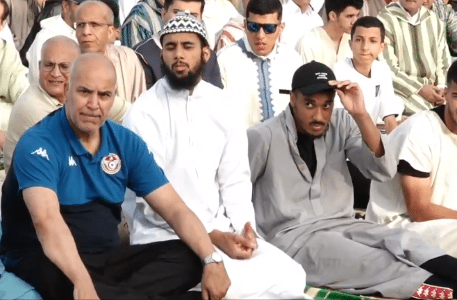 مدرب تونس يشارك ساكنة فاس صلاة العيد ويشيد بالأجواء الروحانية (فيديو)