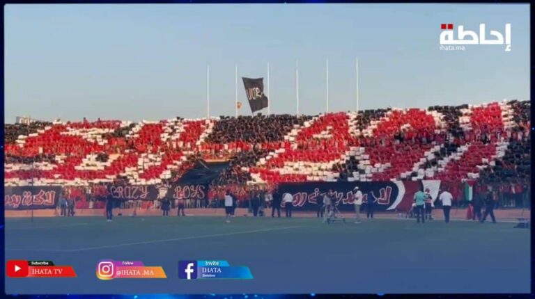 جماهير الكوكب المراكشي تبدع في مباراة بركان بتيفو خيالي (فيديو)