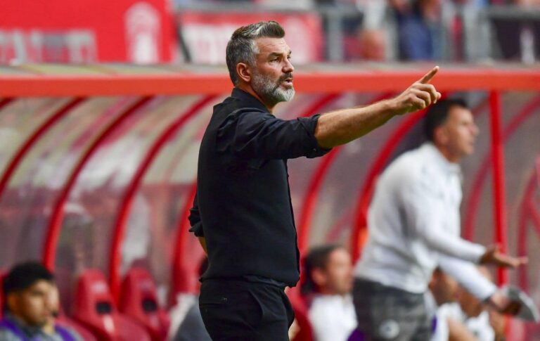 المغرب الفاسي ينفصل عن مدربه توميسلاف ستيبيتش