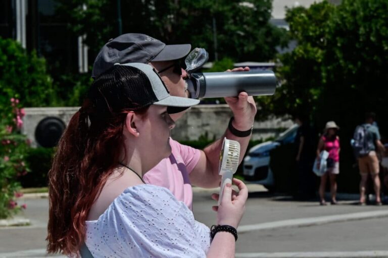 اليونان تحظر العمل في الخارج بسبب ارتفاع الحرارة