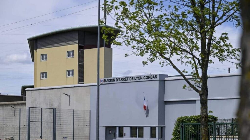 فرنسا.. فرار سجين داخل حقيبة نزيل مفرج عنه