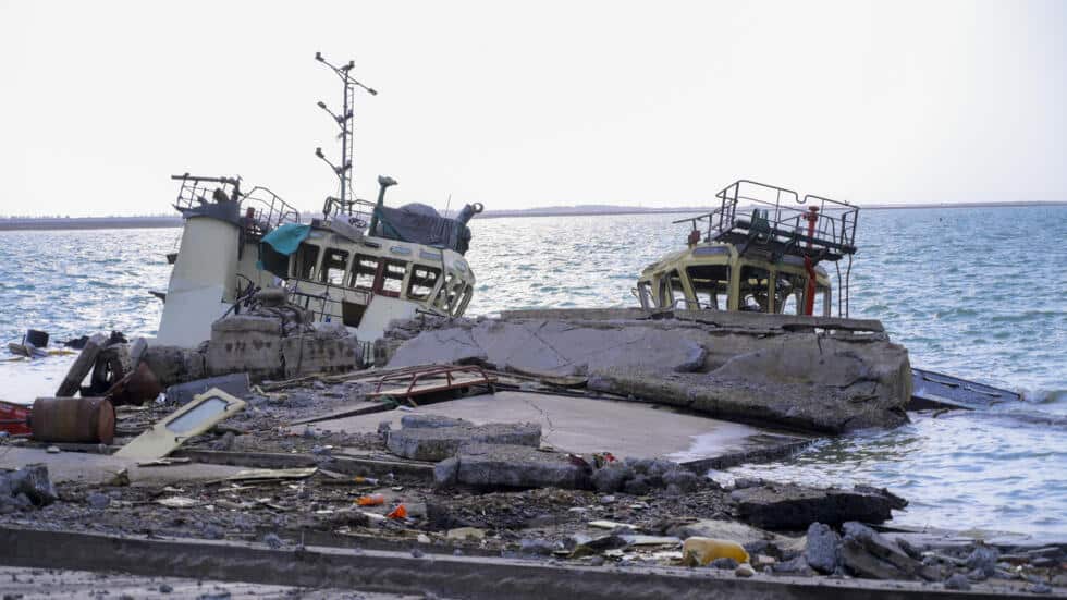 صورة تظهر الدمار الذي لحق بميناء الحديدة الخاضع لسيطرة الحوثيين في غرب اليمن بعد غارات إسرائيلية استهدفته في 6 ماي 2025