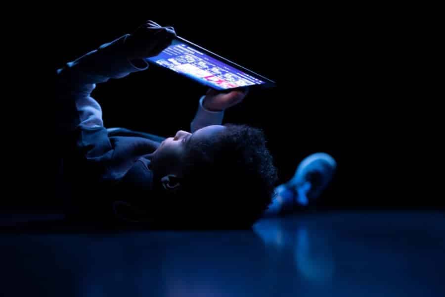 دراسة: الإفراط في النظر لشاشة الهاتف المحمول يؤثر على مهارات التعلم لدى الأطفال