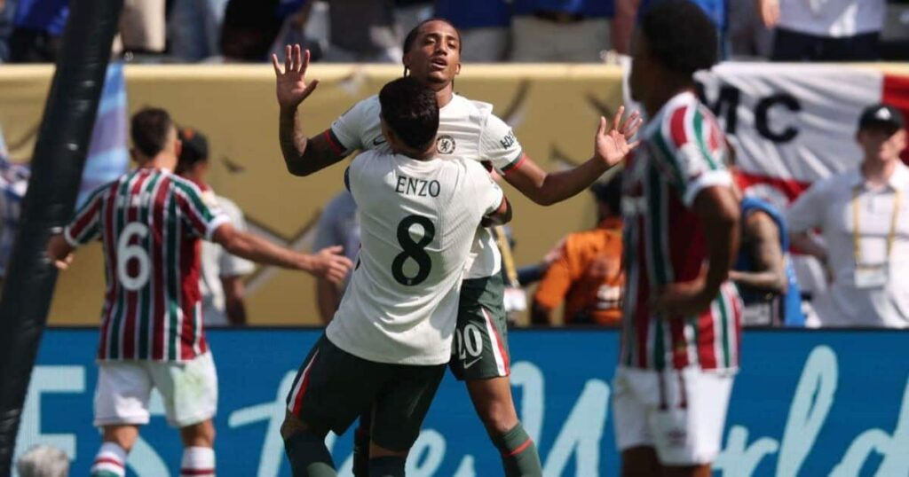 المهاجم البرازيلي جواو بيدرو يسجل الهدف الثاني لتشلسي في شباك فلوميننسي خلال نصف نهائي كأس العالم للأندية 2025، على ملعب ميتلايف في نيوجيرزي، 8 يوليو 2025.