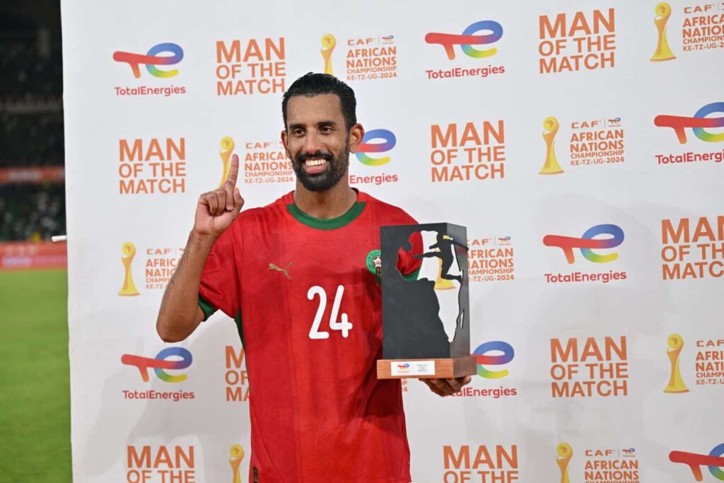 تتويج اللاعب المغربي محمد ربيع حريمات بجائزة أفضل لاعب في المباراة ضد تنزانيا