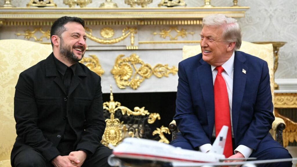التقى الرئيس الأمريكي، دونالد ترامب، الإثنين، بالرئيس الأوكراني، فولوديمير زيلينسكي، في لقاء يُعد الأول بينهما منذ ستة أشهر، في البيت الأبيض. هذه المرة، اتسمت المحادثات بين الزعيمين بنبرة أكثر ودية، رغم التحركات الأخيرة لترامب تجاه روسيا، إثر قمته في ألاسكا مع الرئيس فلاديمير بوتين. وخلال تصريحاته، أعلن ترامب أنه لم يعد يرى وقف إطلاق النار شرطًا أساسيًا للتوصل إلى اتفاق سلام، مما يشير إلى تأييده لموقف روسيا الذي يعارضه زيلينسكي وغالبية القادة الأوروبيين.