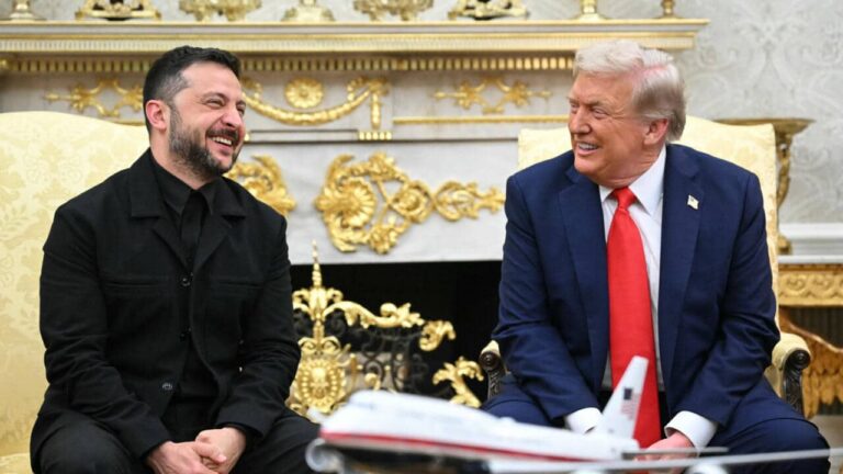 التقى الرئيس الأمريكي، دونالد ترامب، الإثنين، بالرئيس الأوكراني، فولوديمير زيلينسكي، في لقاء يُعد الأول بينهما منذ ستة أشهر، في البيت الأبيض. هذه المرة، اتسمت المحادثات بين الزعيمين بنبرة أكثر ودية، رغم التحركات الأخيرة لترامب تجاه روسيا، إثر قمته في ألاسكا مع الرئيس فلاديمير بوتين. وخلال تصريحاته، أعلن ترامب أنه لم يعد يرى وقف إطلاق النار شرطًا أساسيًا للتوصل إلى اتفاق سلام، مما يشير إلى تأييده لموقف روسيا الذي يعارضه زيلينسكي وغالبية القادة الأوروبيين.