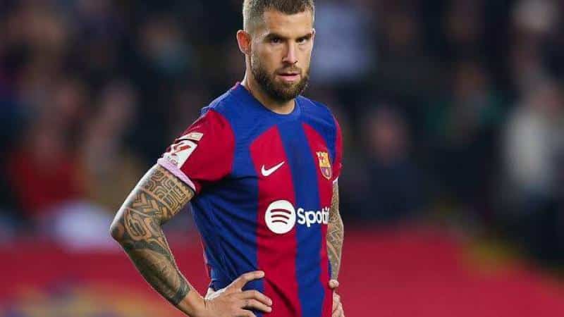 مدافع برشلونة إينيغو مارتينيز في طريقه إلى النصر السعودي