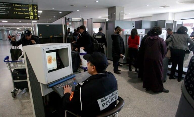 توقيف سيدة وابنتها لارتباطهما بشبكة أسرية إجرامية تنشط في النصب والاحتيال