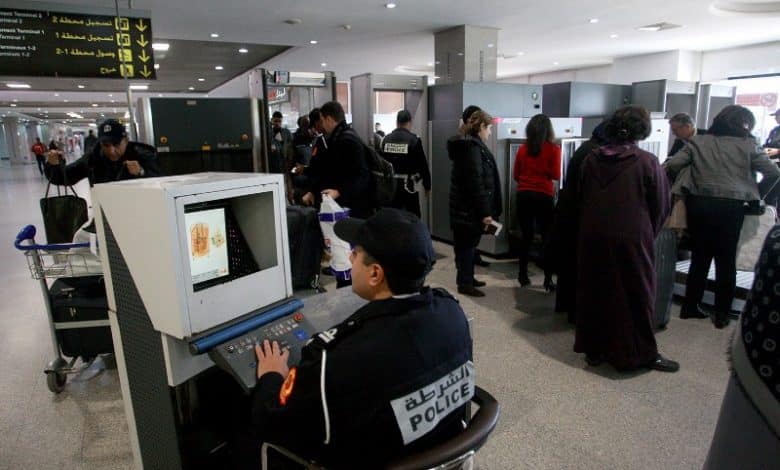 توقيف سيدة وابنتها لارتباطهما بشبكة أسرية إجرامية تنشط في النصب والاحتيال