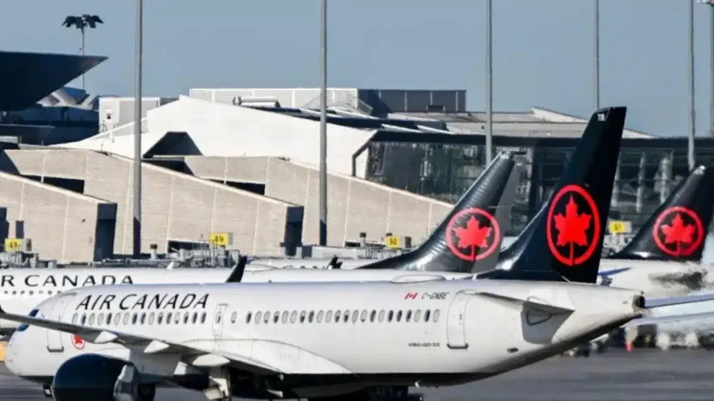إضراب مضيفي طيران كندا Air Canada يعطّل مئات الرحلات ويهدد قطاع السياحة