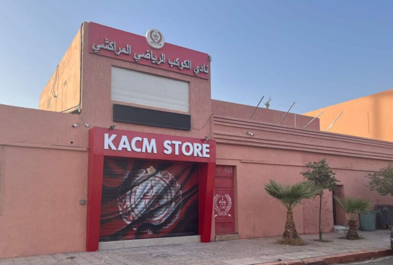 الكوكب المراكشي يفتتح متجرا رسميا لمنتجاته الرياضية بمراكش