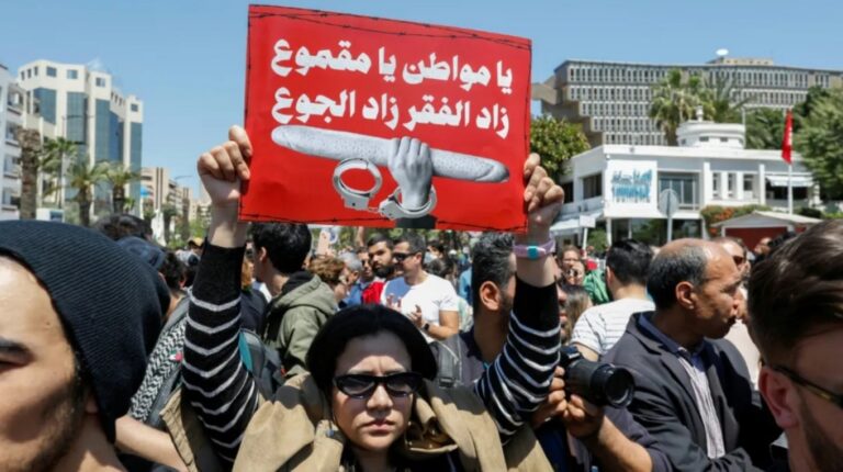تونس.. قيس سعيّد في مواجهة مفتوحة مع أكبر النقابات العمالية