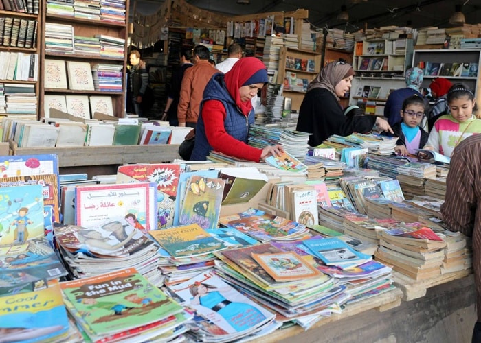 جدل حول توزيع كتب الريادة والكتبيون يرفعون صوت الاستنكار