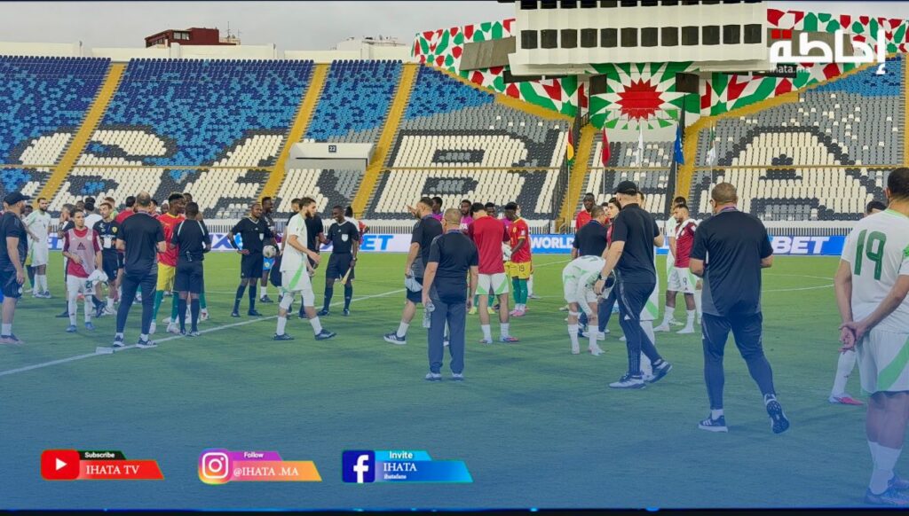لاعبو الجزائر يهدون قمصانهم للجماهير بعد تعادل غينيا