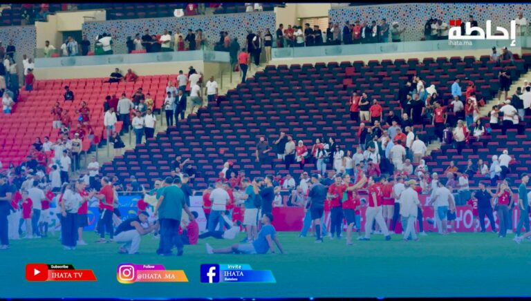 المنظمون يخرجون الجماهير التي اقتحمت أرضية الملعب لالتقاط الصور