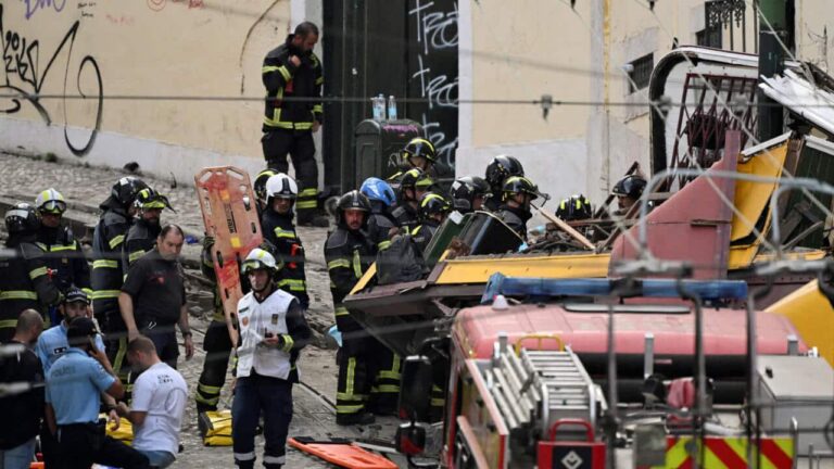 لشبونة.. مصرع 15 شخصا وإصابة 20 آخرين إثر خروج عربة قطار سياحي عن مسارها