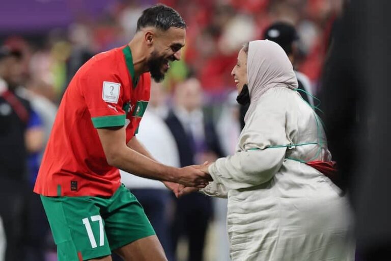 سفيان بوفال يرد على خبر وفاة والدته