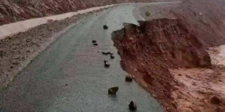 انهيار جزء من الطريق بين دمنات وأيت توتلين بسبب الأمطار الغزيرة
