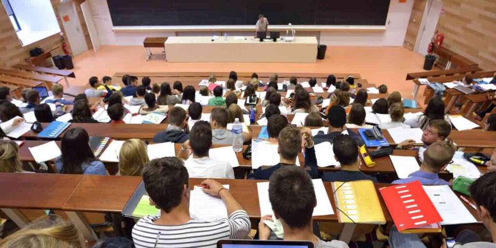 المغاربة يواصلون تصدر الجاليات الطلابية الأجنبية في فرنسا