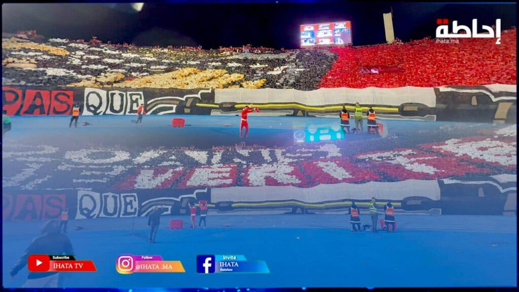 جماهير الوداد تبدع في الديربي 139 بتيفوهات مبهرة