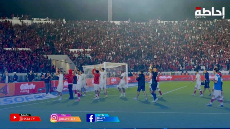 لاعبو الوداد يحيون جماهيرهم الغفيرة بالكورفا نورد بعد الفوز على اتحاد طنجة