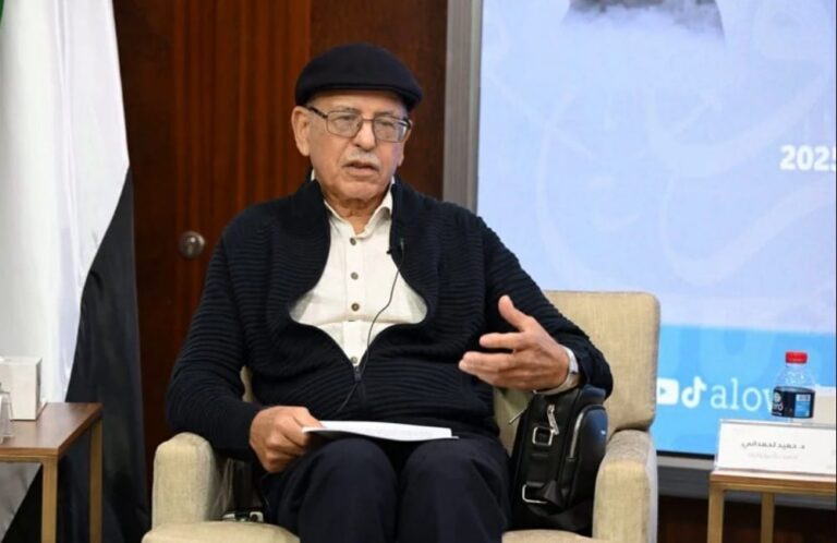 الناقد المغربي، حميد لحمداني، درع جائزة فرع "الدراسات الأدبية والنقدية"، في إطار فعاليات الدورة التاسعة عشر لـ "جائزة العويس الثقافية،