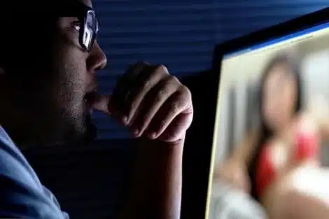 شكاية تكشف عن شبكة دولية تصور أفلاما إباحية لمثليين داخل شقة سكنية بالقنيطرة